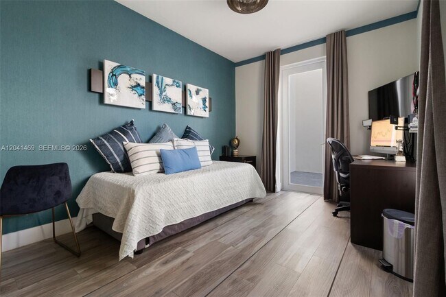 Foto del edificio - Northwest 104th Path, Medley, FL 33178 - 3 BR 2.5 BA single-family home