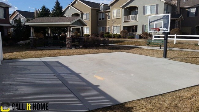 Building Photo - 1520 W 10 S
