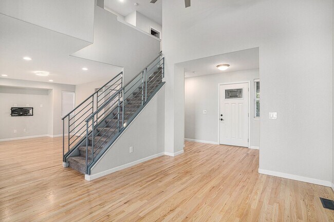 Building Photo - Available NOW! 5 Bedroom 3.5 Bath Highland...