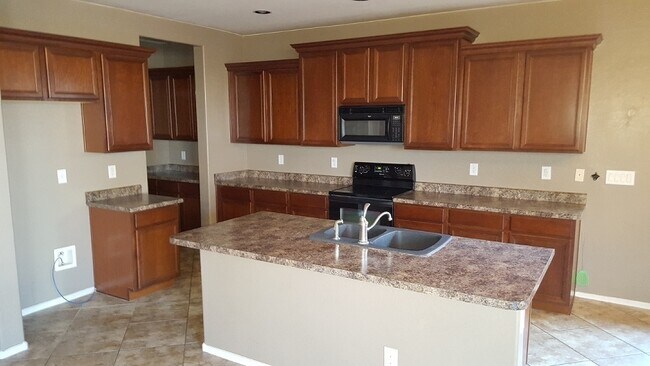 Foto del edificio - 5 bedroom 2.5 bath home with a pool in Sur...