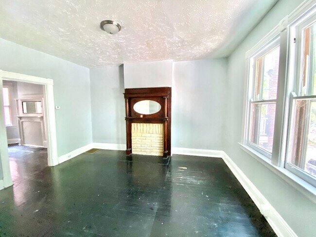 Building Photo - High ceilings and beautiful street in Covi...