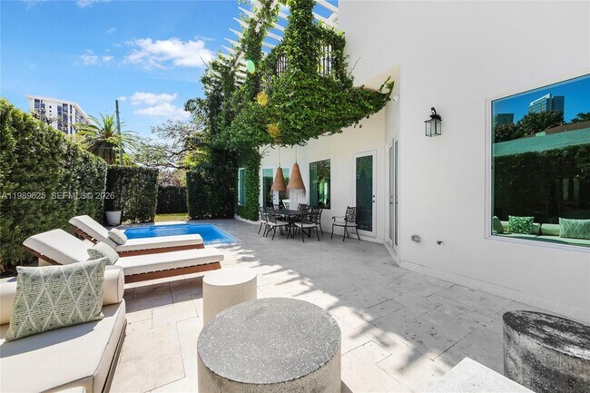 Foto del edificio - 1898 S Miami Ave