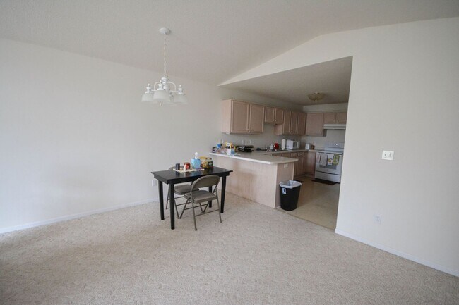 Building Photo - End unit, 1 level living townhome!