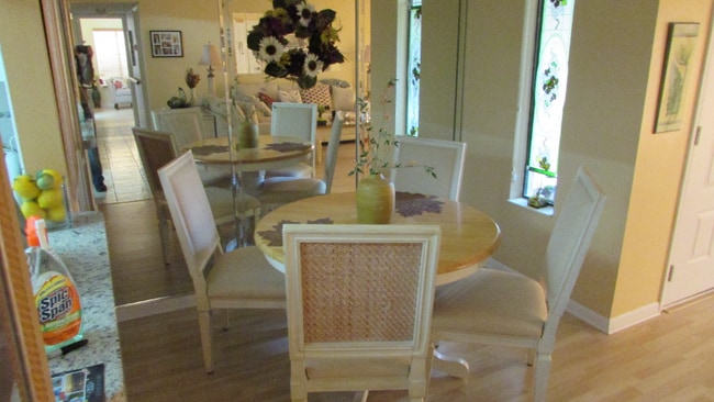 Foto del edificio - 2699 Pine Ridge Way E