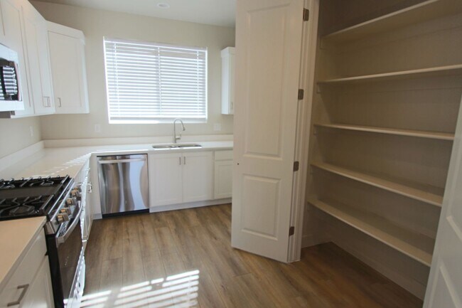 Foto del edificio - LIKE NEW: 2170+ SQFT and majestic VIEWS  3 Br 2.5 Ba 2 Car garage