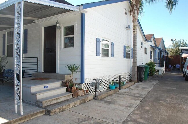 Building Photo - 305 N Live Oak St