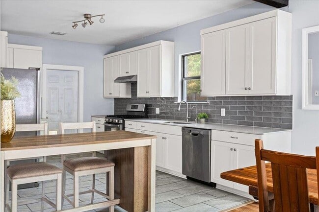 Building Photo - 10302 Aspen St