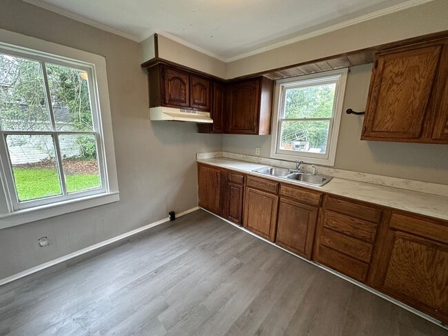 Foto del edificio - Spacious 3 Bedroom Home with Bonus Rooms & Pantry