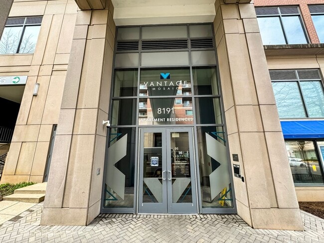 Building Photo - Luxurious 1 Bed 1 Bath Condo With Private ...