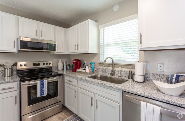 2BR, 1BA - 845 SF - The View Apartments