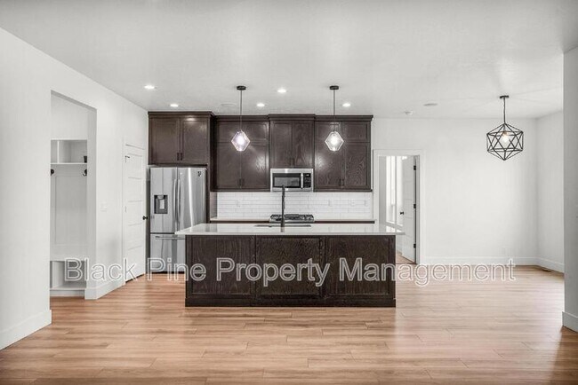 Foto del edificio - 2167 Klemmer Ave N