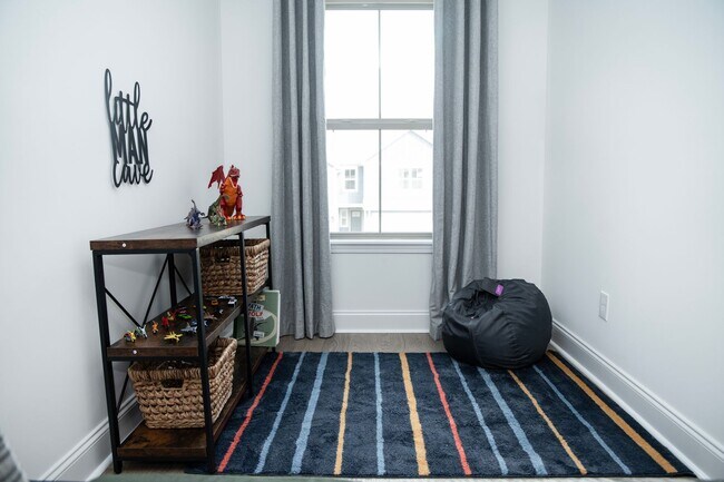 Building Photo - NEWLY RENOVATED with Washer and Dryer Incl...