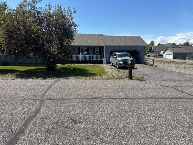 Foto del edificio - 3 bedroom single family home on large lot