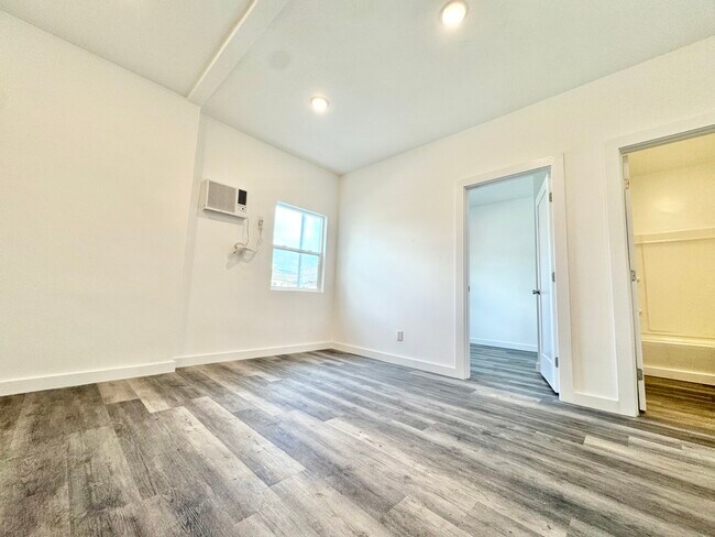 Building Photo - 1411 S Burlington Ave