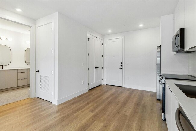 Foto del edificio - 1701 Simond Ave Ave