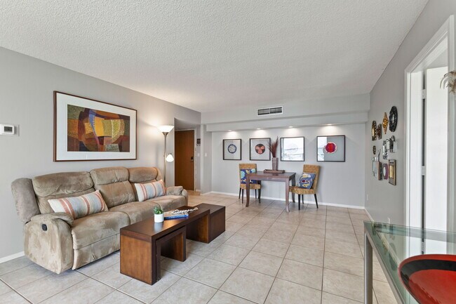 Sala de estar - 1111 N Gulfstream Ave