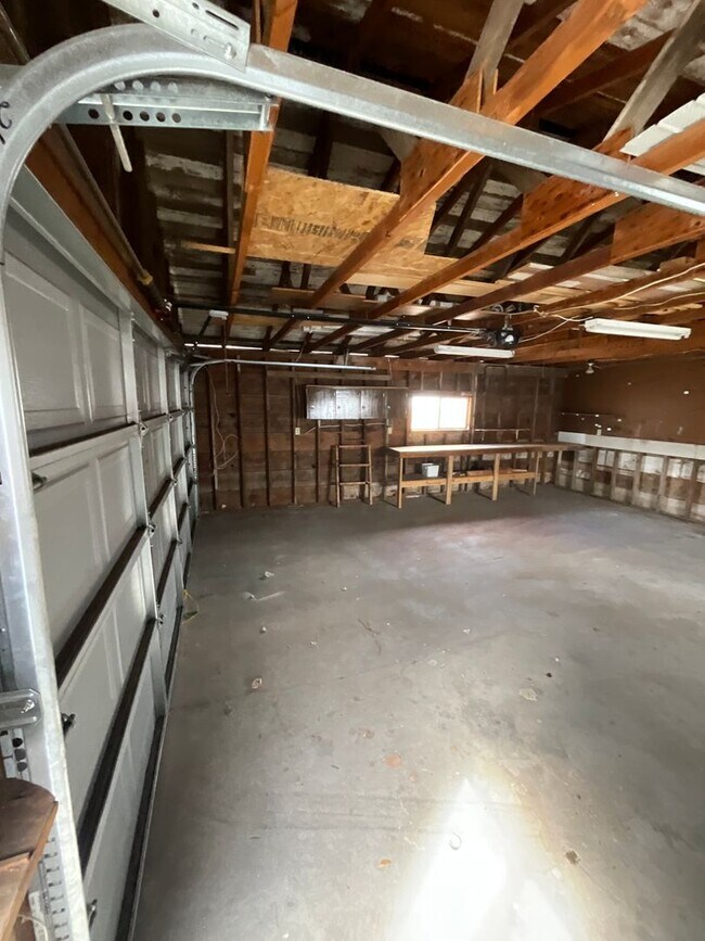 Foto del edificio - 3 Bed 1 bath with large 2 car garage close to schools.