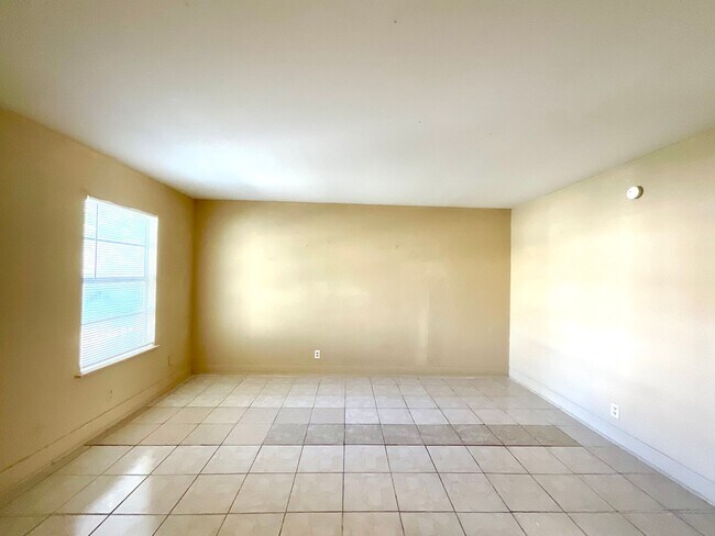 Building Photo - Available NOW! Prime Location 3-Bedroom, 2...