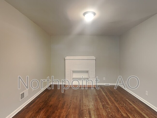 Building Photo - 403 E 92nd Terrace