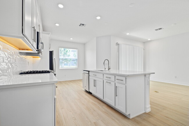 Building Photo - "Charming Estancia Luxury 3-Bed home in We...