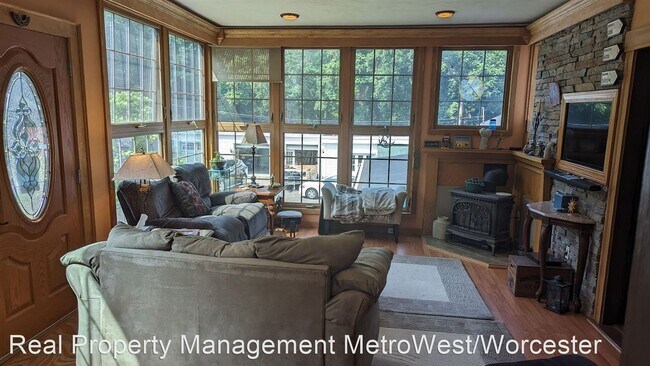 Building Photo - 4 br, 2.5 bath House - 12 Oak Street Terrace