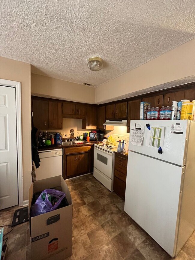 Building Photo - 2 Bedroom/ 1.5 Bath duplex in Madison