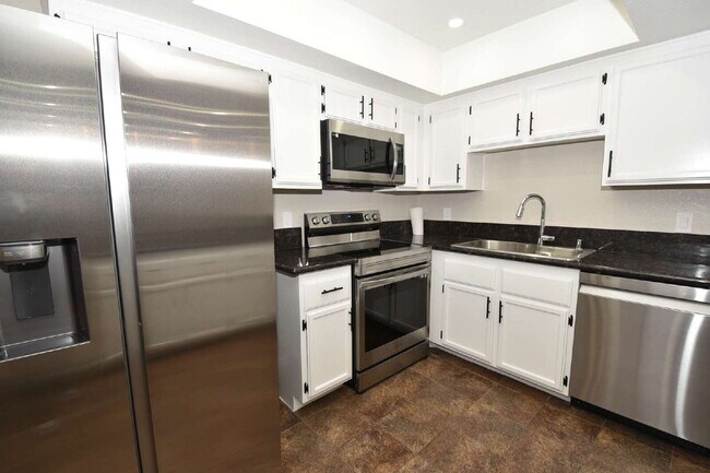 Foto del edificio - Stunning 2-Bedroom Condo 2nd Floor at The Lakes!