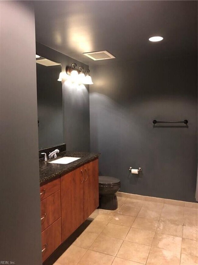 Foto del edificio - 1 BED / 1 BATH CONDO