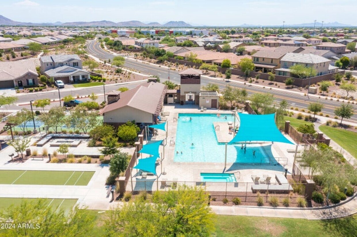 Foto principal - Charming 5-bed, 4.5-bath, 3 Car home with ...
