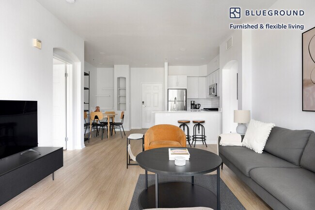 Foto del edificio - 8700 Pershing Dr