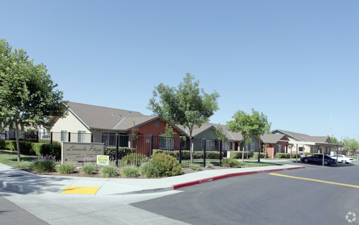 Lincoln Plaza Apartments Hanford, CA