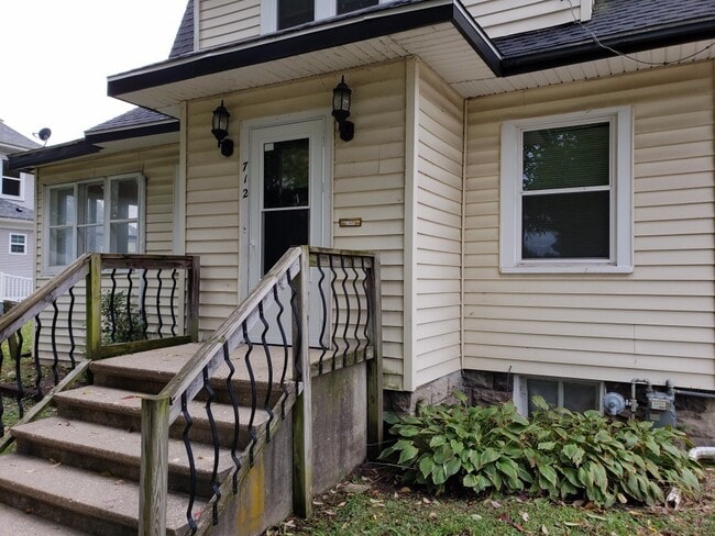 Building Photo - Pet Friendly 2BR House on Beloit's West Side
