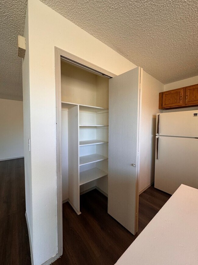 Building Photo - Move into this beautiful 2 bed 1 bath apar...