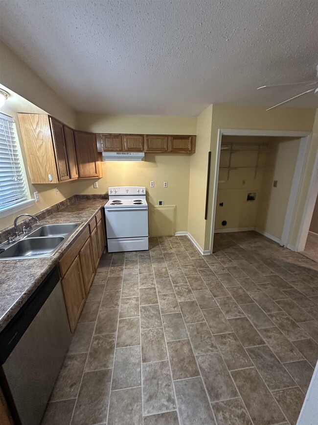 Building Photo - 7032 Pam Dr