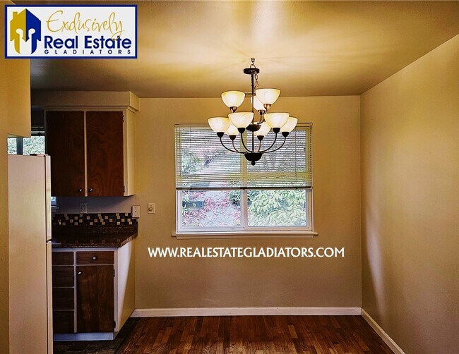 Building Photo - Pet Friendly Classic 3 Bed 1 Bath Bungalow...