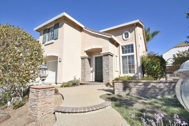 Foto del edificio - Beautiful and Spacious Evergreen 4 Bedroom 2.5 Bath Home with Pool!