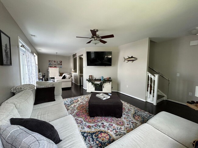 Building Photo - Introducing a stunning 3 bedroom, 2.5 bath...