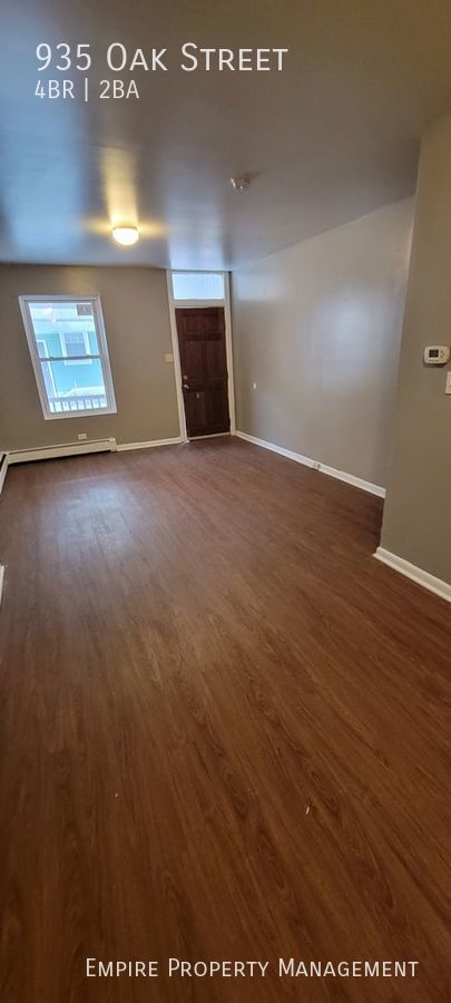 Building Photo - 4 Bedroom/1.5 Bathroom Townhouse in Allent...