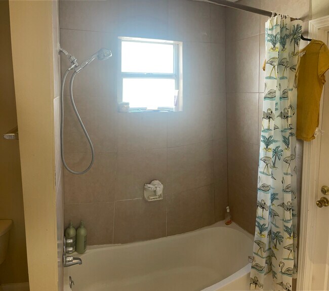 Building Photo - 3020 Dryades St