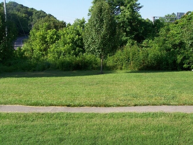 Building Photo - 2 bath, 2 car garage townhouse w/ bonus room and fenced yard
