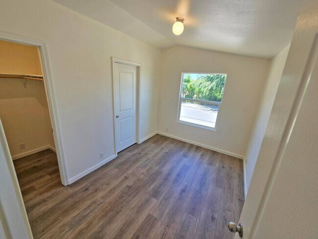 Foto del edificio - 1342 Hannah Ave