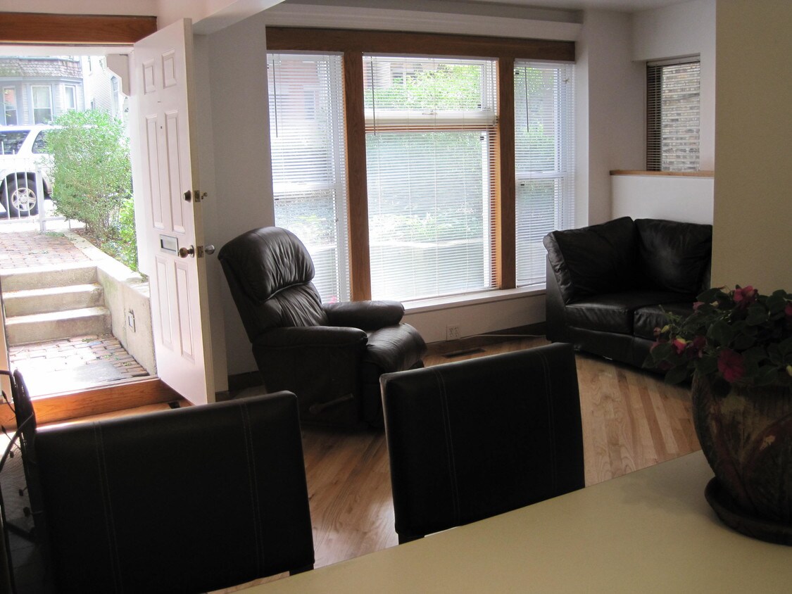 Living Room - 2942 N Racine Ave