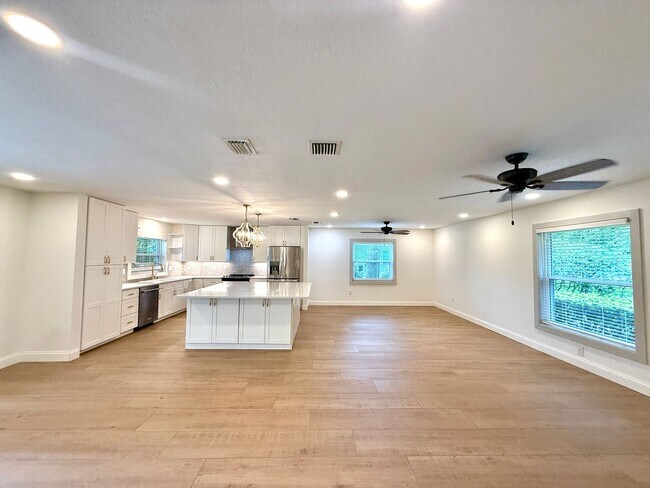 Building Photo - GORGEOUS, COMPLETELY REDONE 3/2 MAITLAND H...