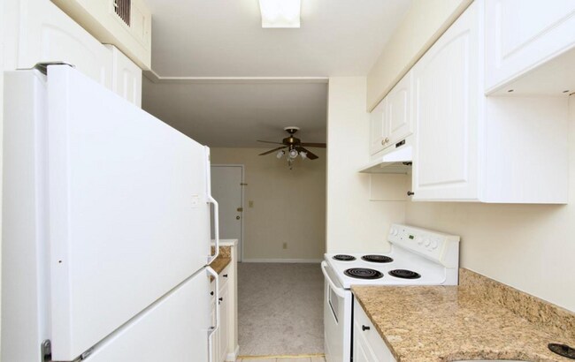 Foto del edificio - Charming 1-Bedroom Condo in Sought-After Cardinal Forest!