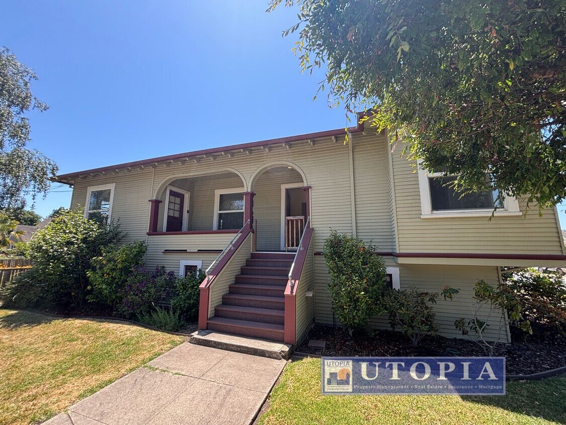 Primary Photo - Vintage, Charming 3bed/ 2 bath on a Corner...