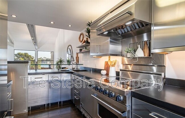 Building Photo - 5226 Marina Pacifica Dr S