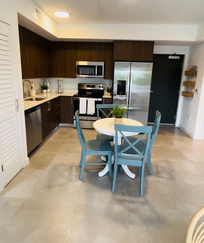 Foto principal - 4589 N University Dr