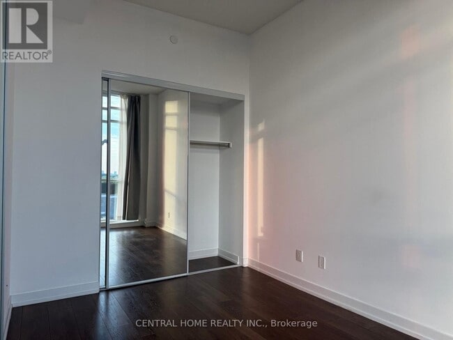 Building Photo - 297 College St