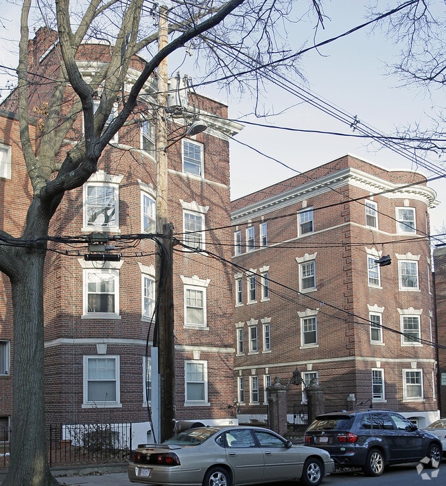 Building Photo - Colonial Court