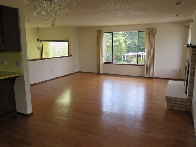 Building Photo - Large 3 Bedroom, 3 Bathroom Home in Centra...